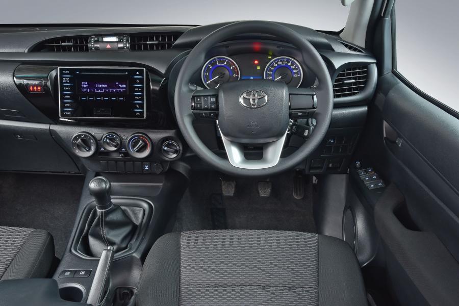 Интерьер Toyota Hilux 4x4 SRX Double Cab 2016 года  (ZA) (фото 34 из 35)